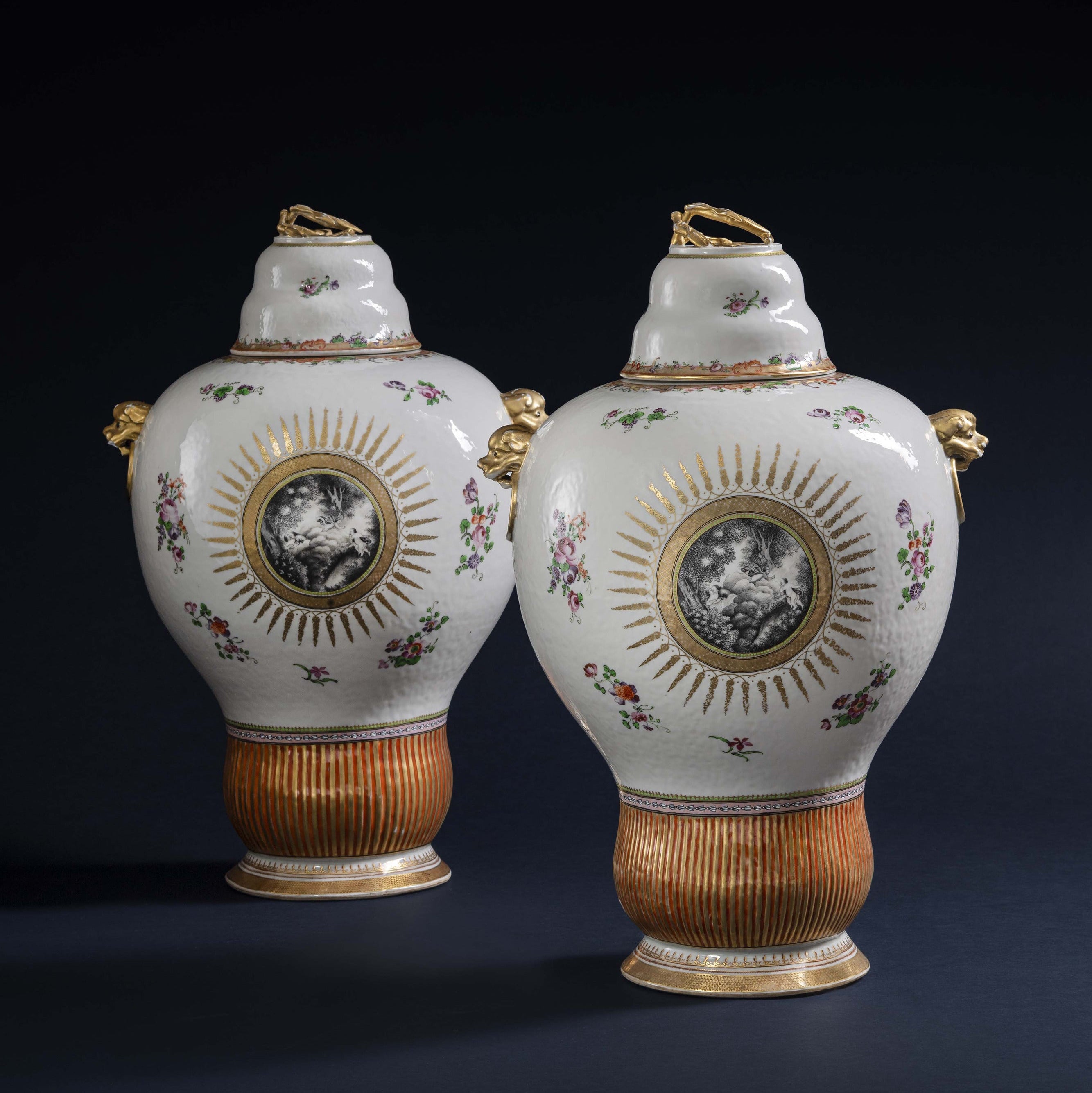 Chine, dynastie Qing, époque Qianlong, Rare paire de vases couverts