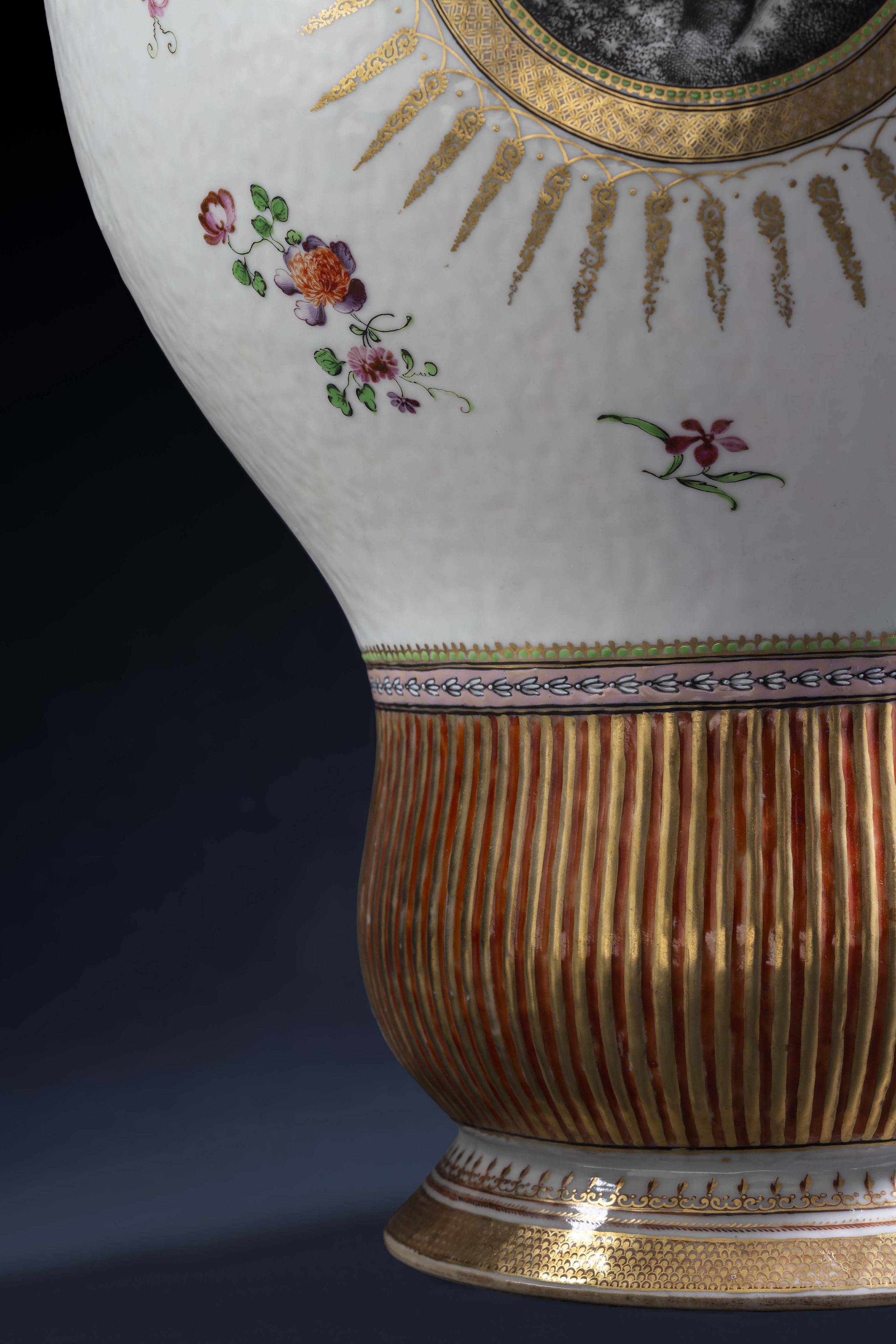 Chine, dynastie Qing, époque Qianlong, Rare paire de vases couverts