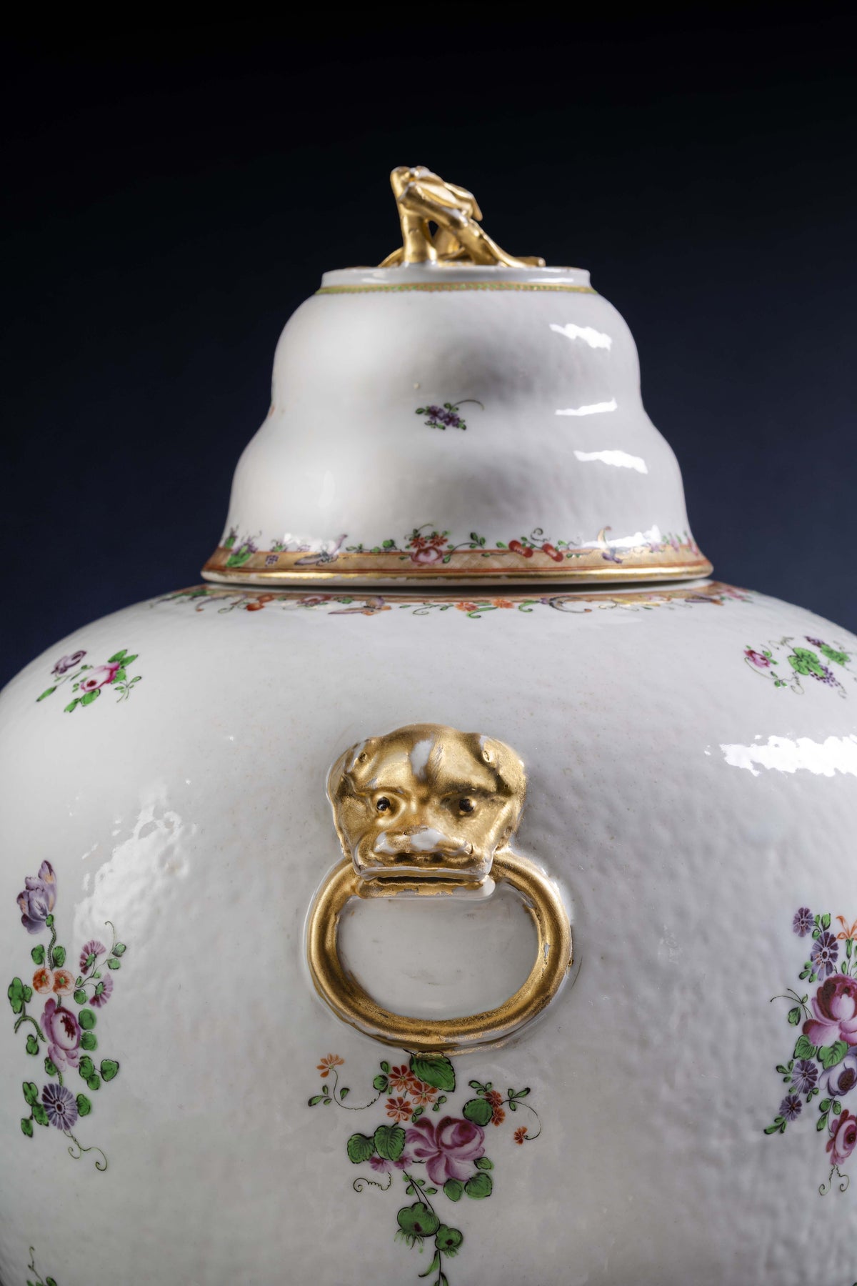 Chine, dynastie Qing, époque Qianlong, Rare paire de vases couverts
