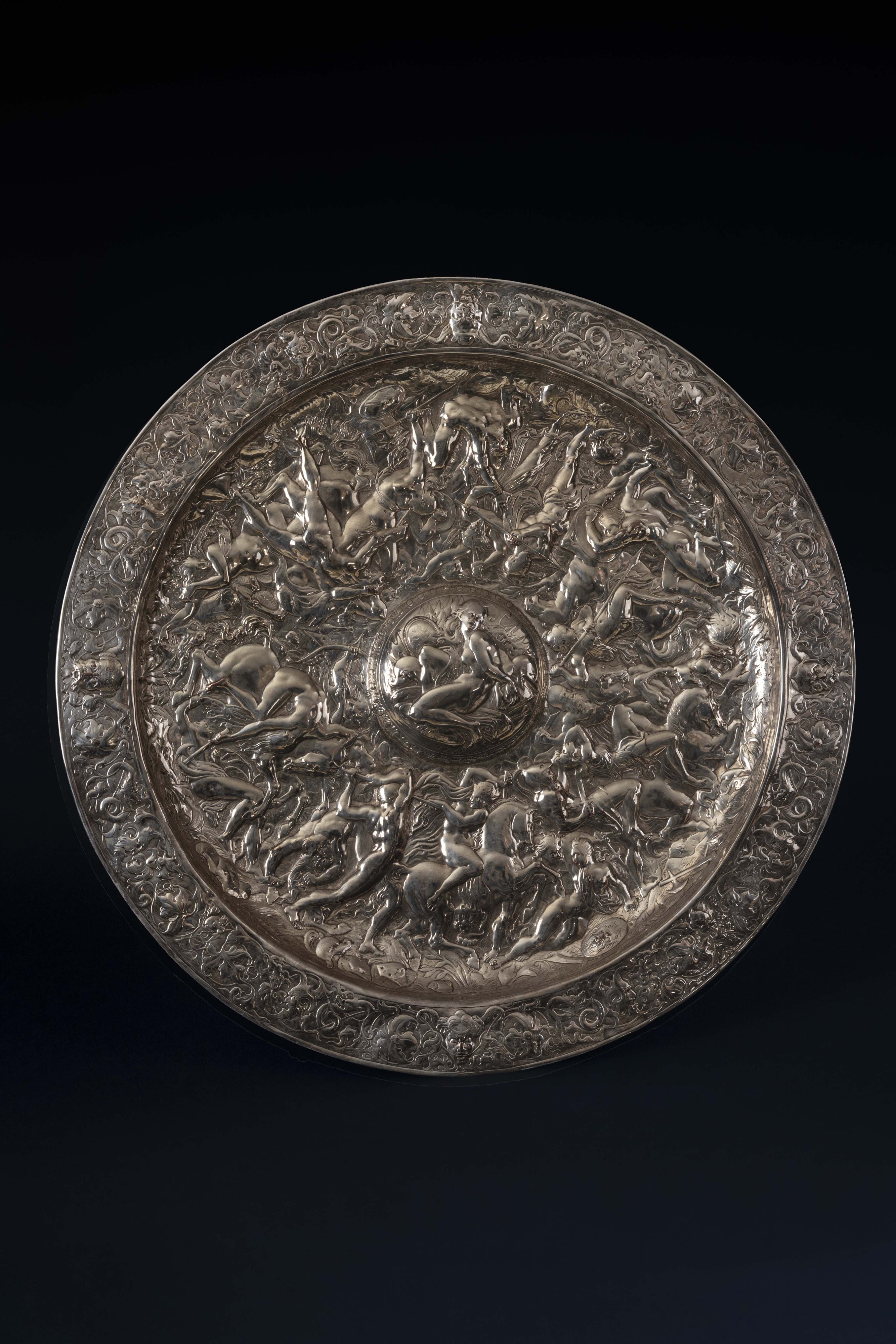 Ensemble de 9 plats de présentation néo-renaissance