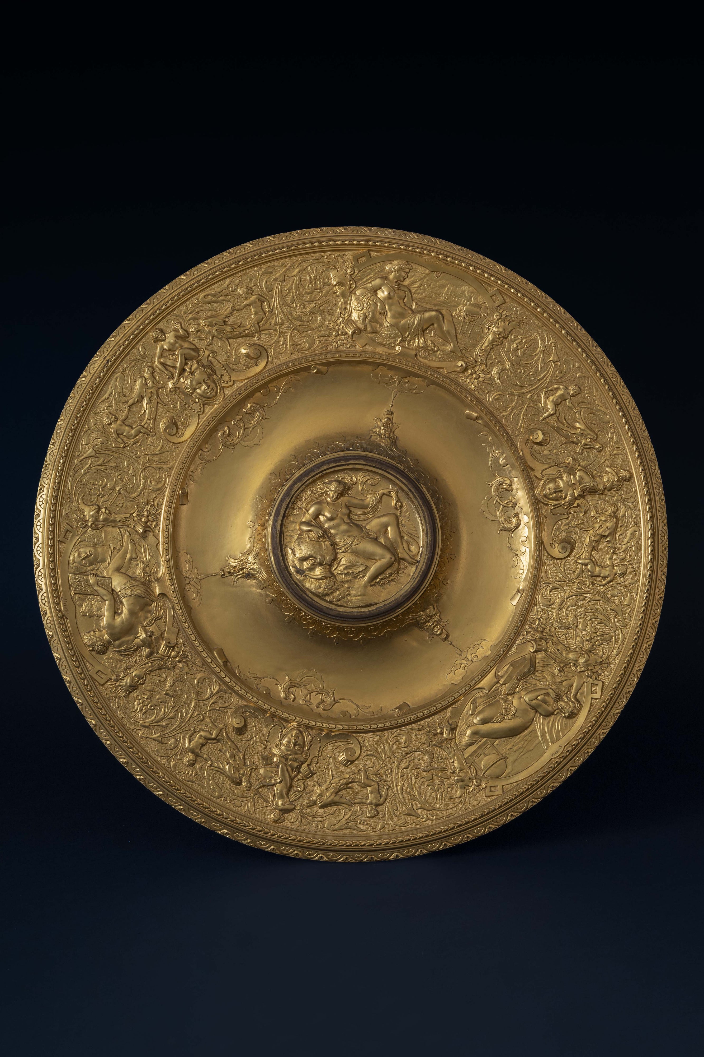 Ensemble de 9 plats de présentation néo-renaissance