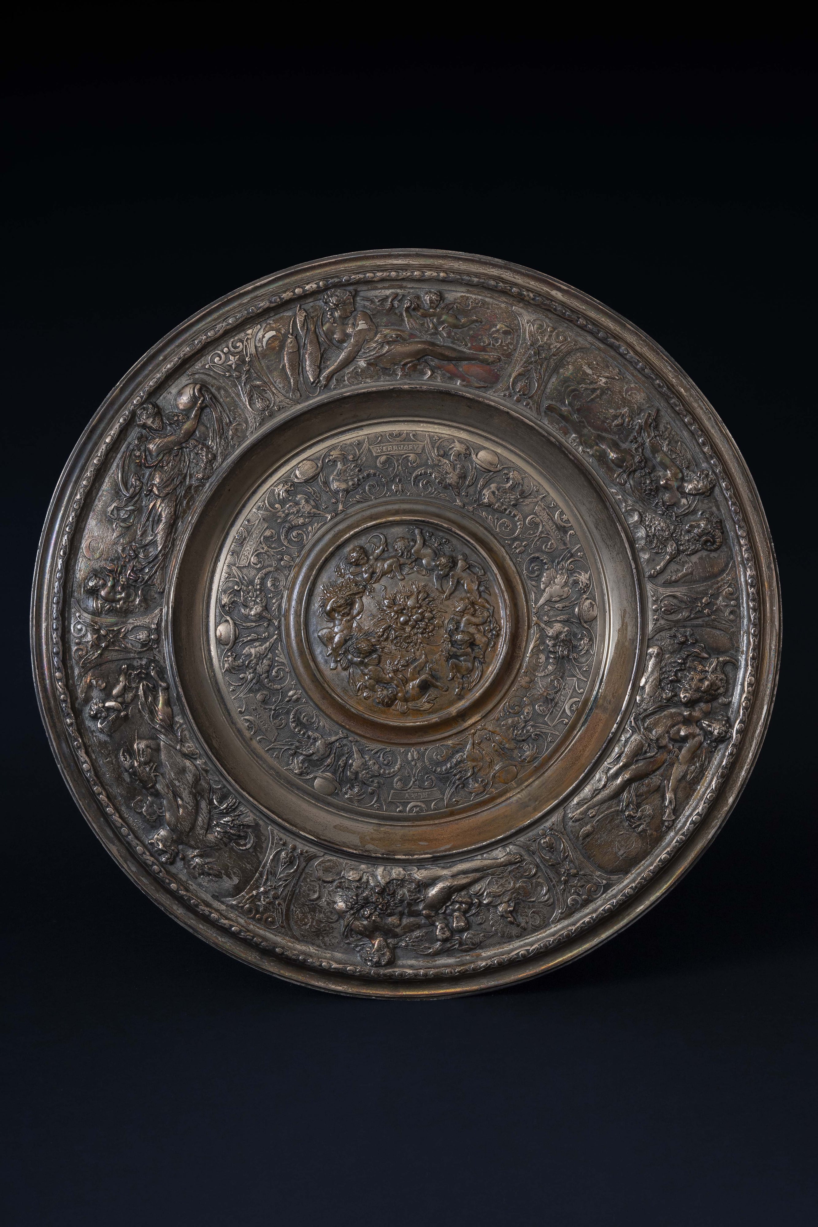 Ensemble de 9 plats de présentation néo-renaissance