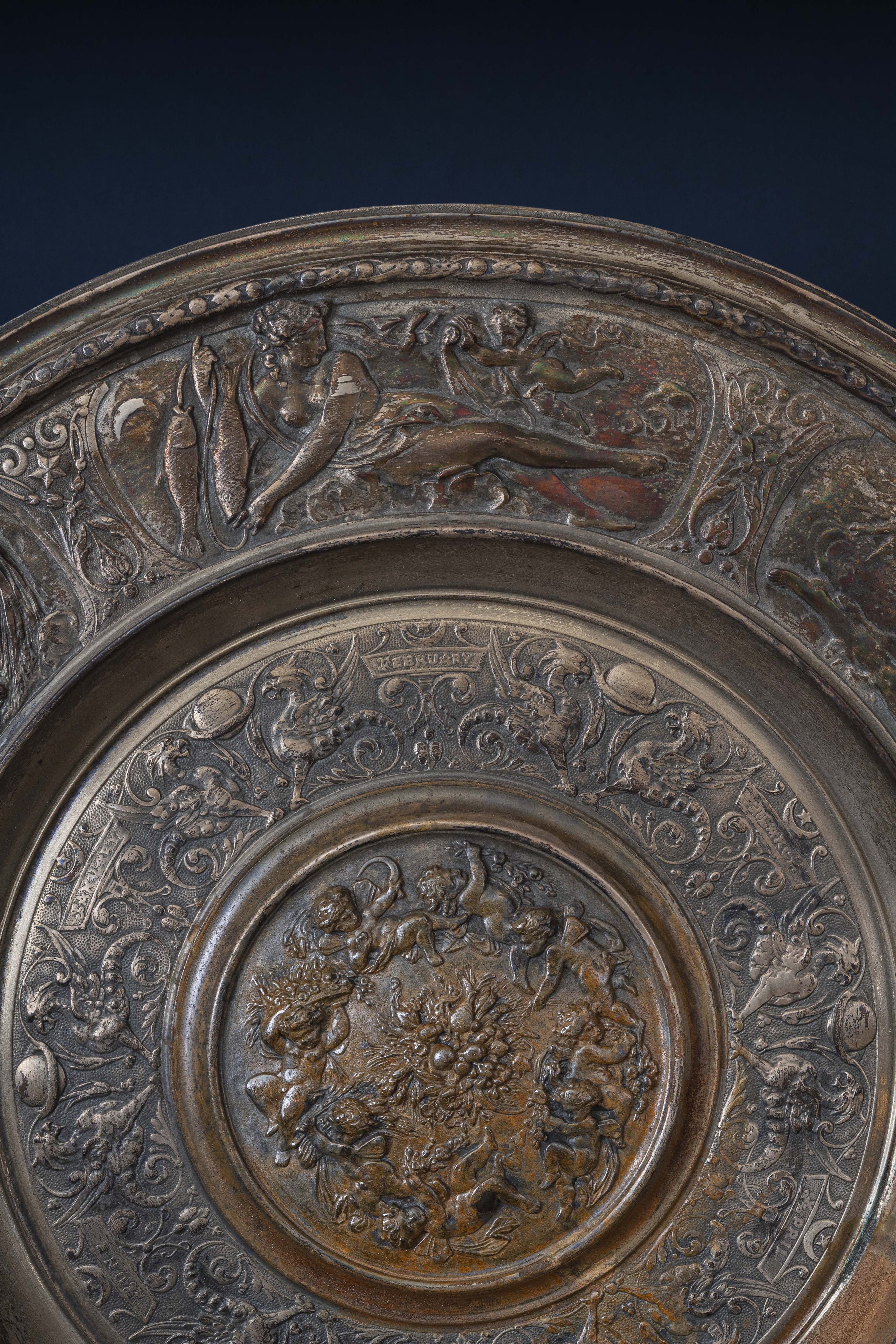 Ensemble de 9 plats de présentation néo-renaissance