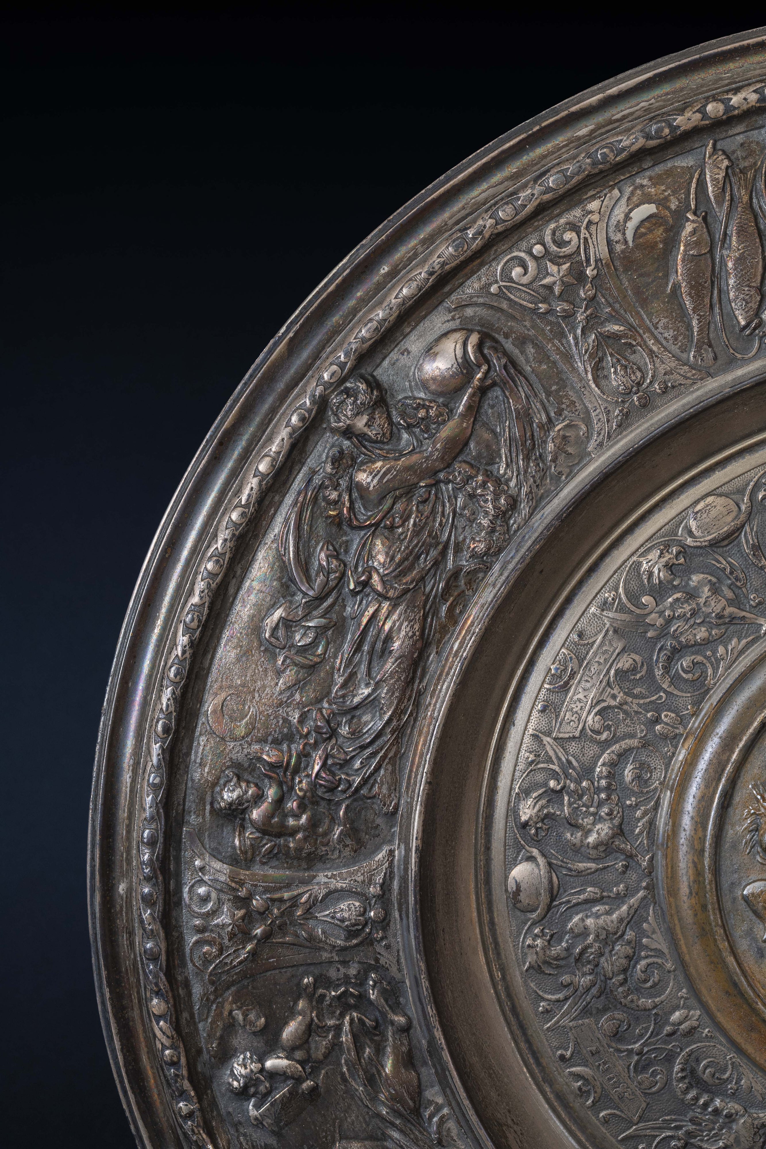 Ensemble de 9 plats de présentation néo-renaissance