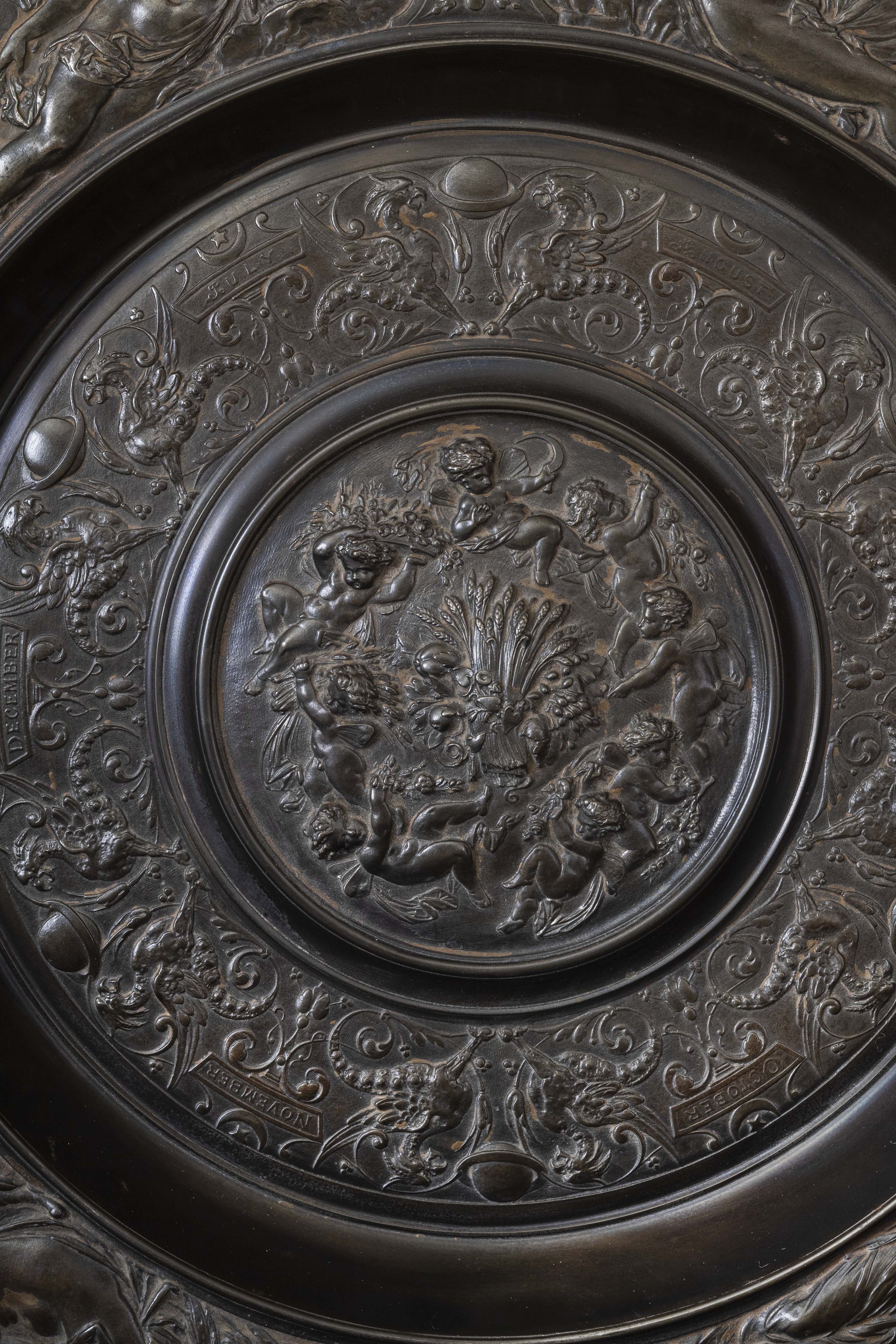 Ensemble de 9 plats de présentation néo-renaissance
