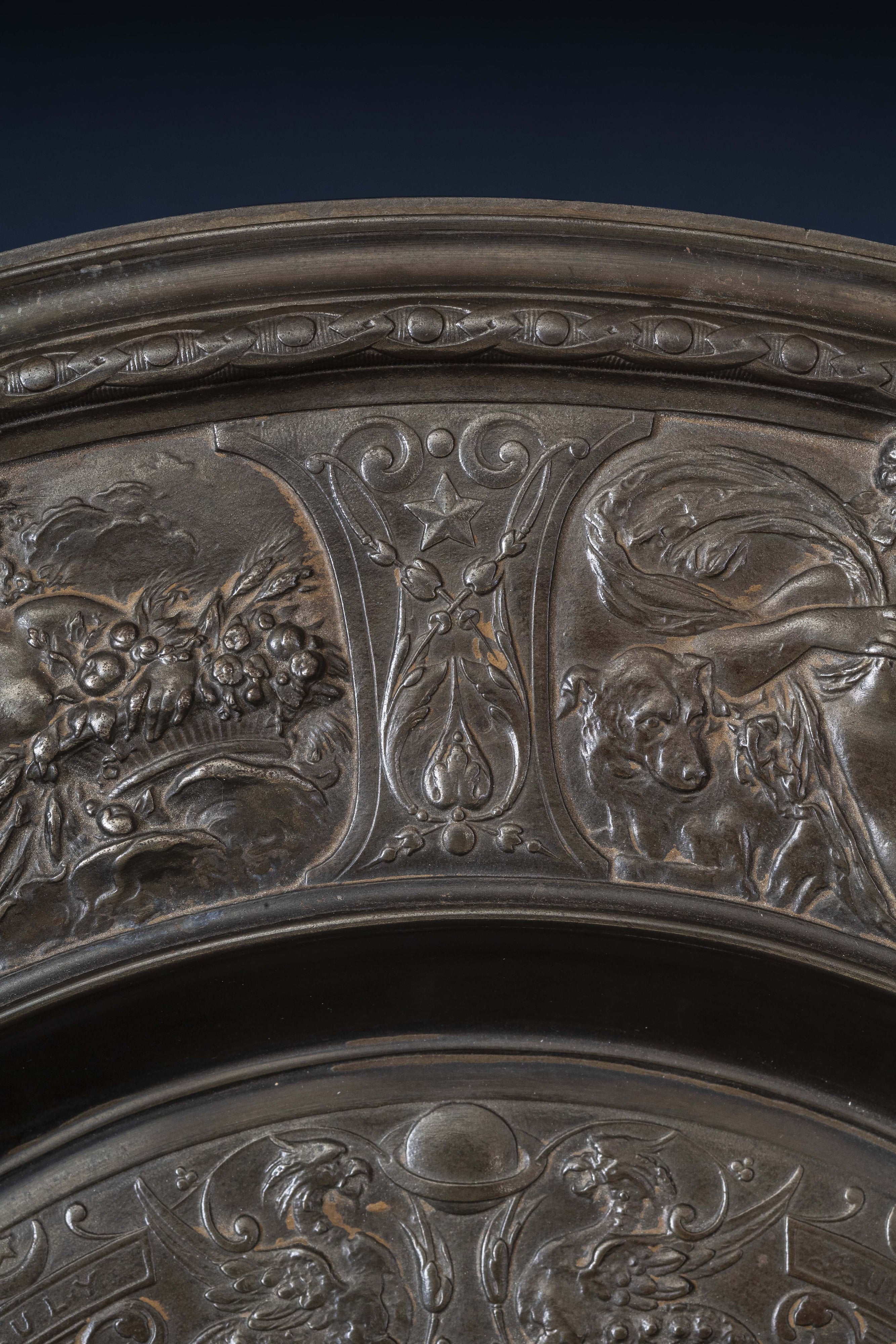 Ensemble de 9 plats de présentation néo-renaissance