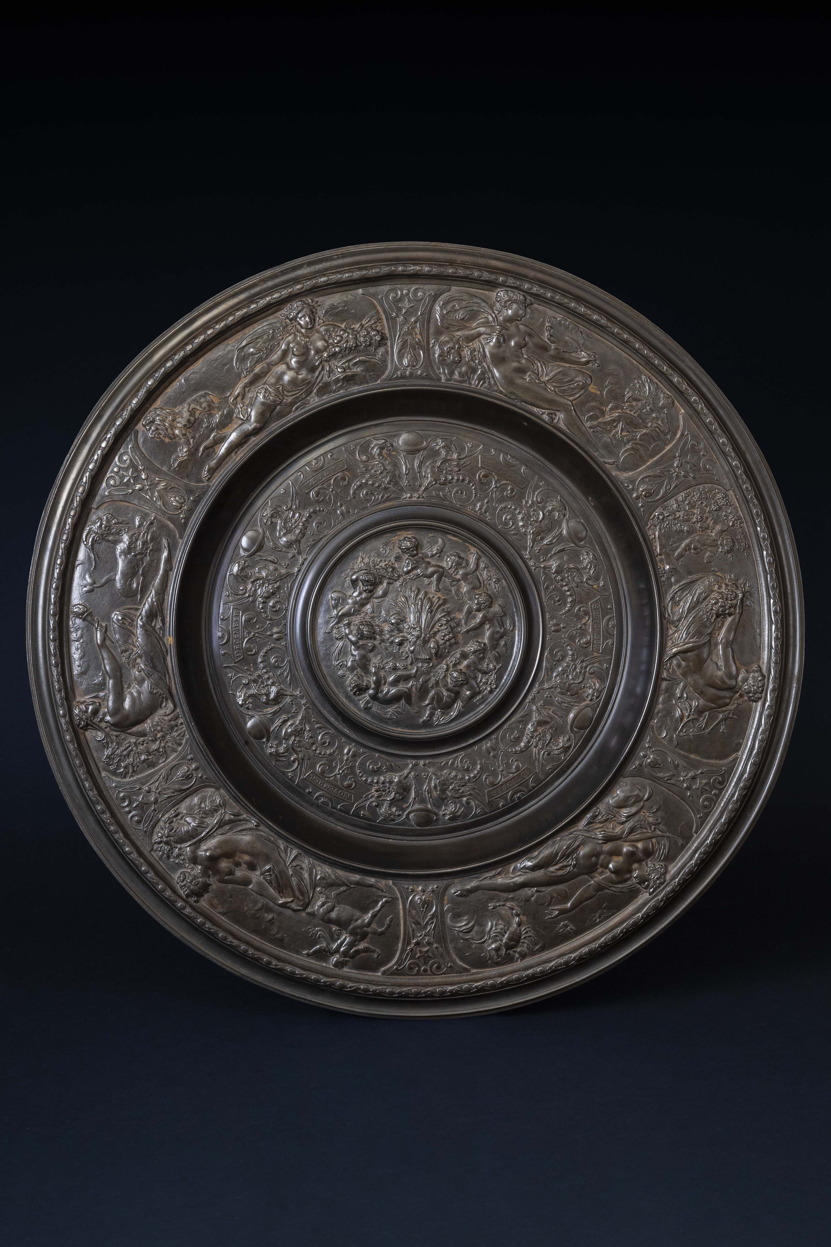 Ensemble de 9 plats de présentation néo-renaissance