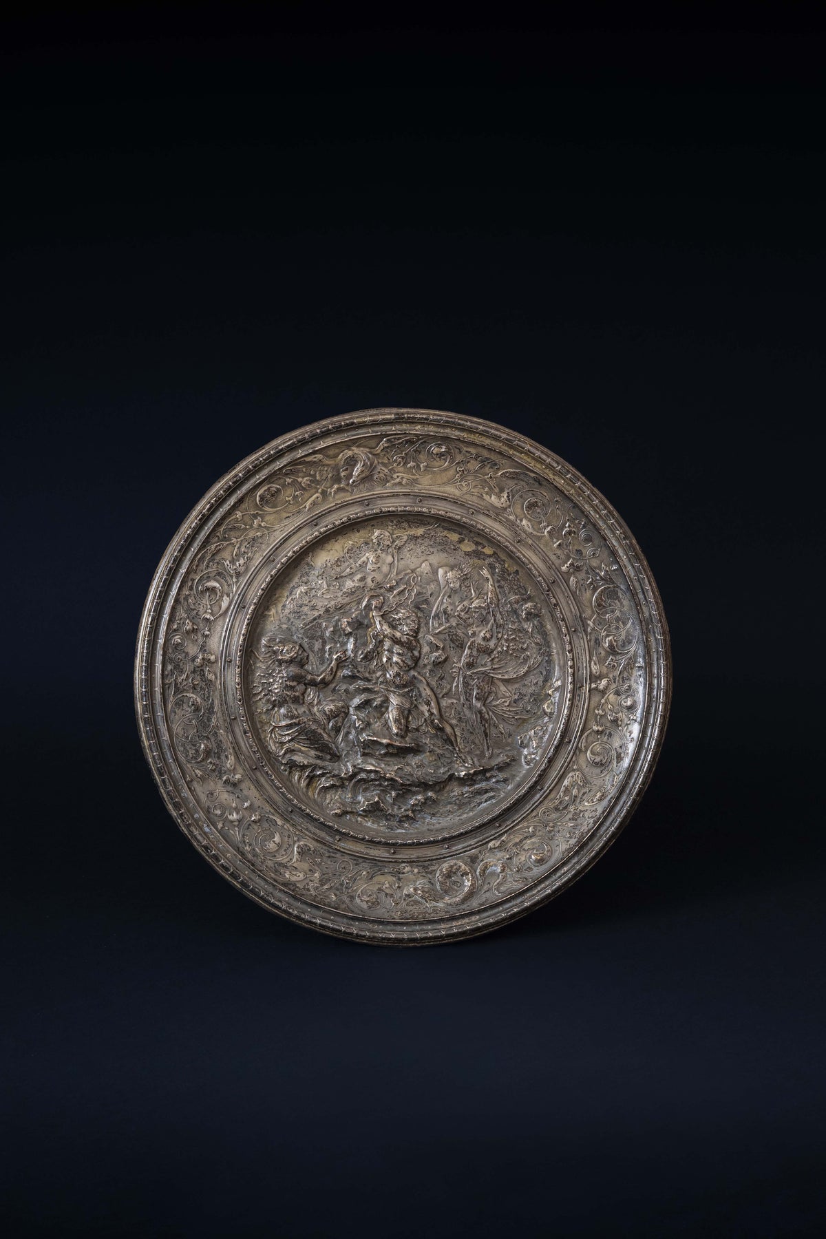 Ensemble de 9 plats de présentation néo-renaissance