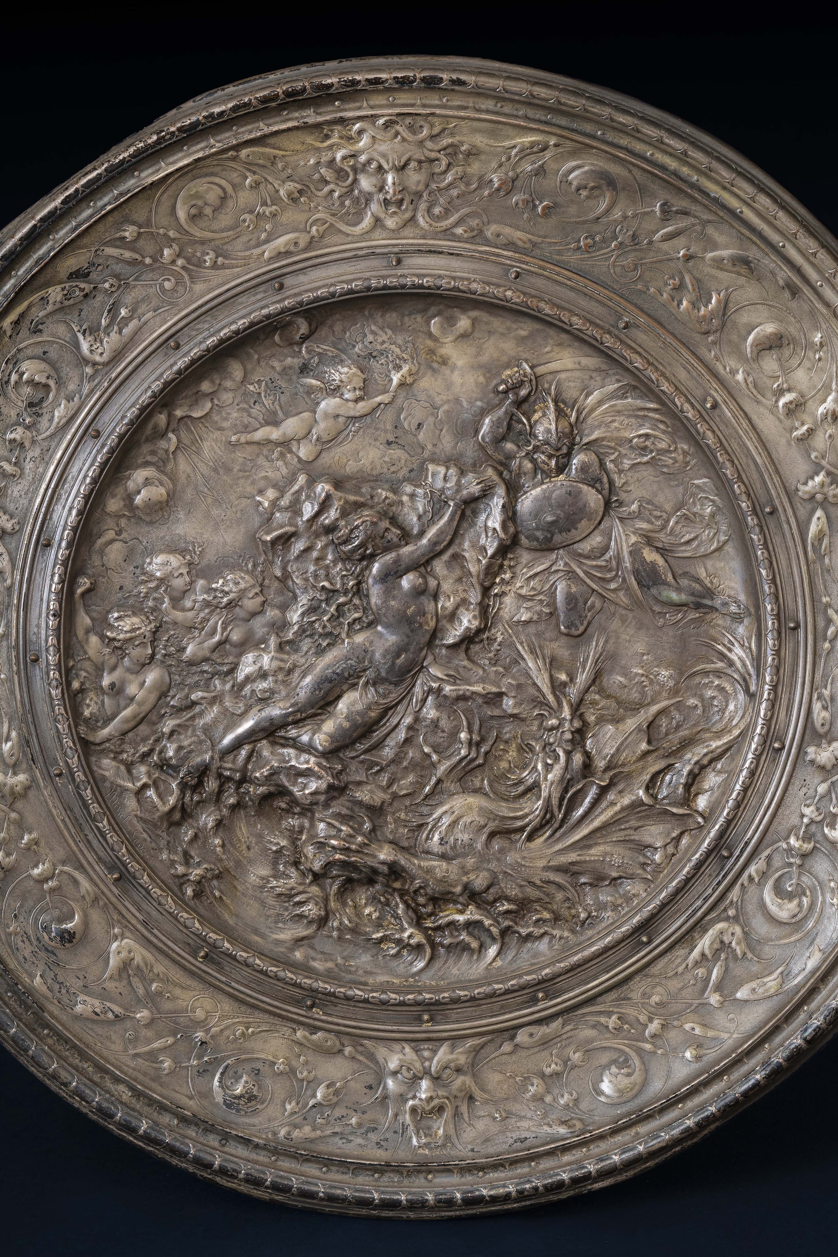 Ensemble de 9 plats de présentation néo-renaissance