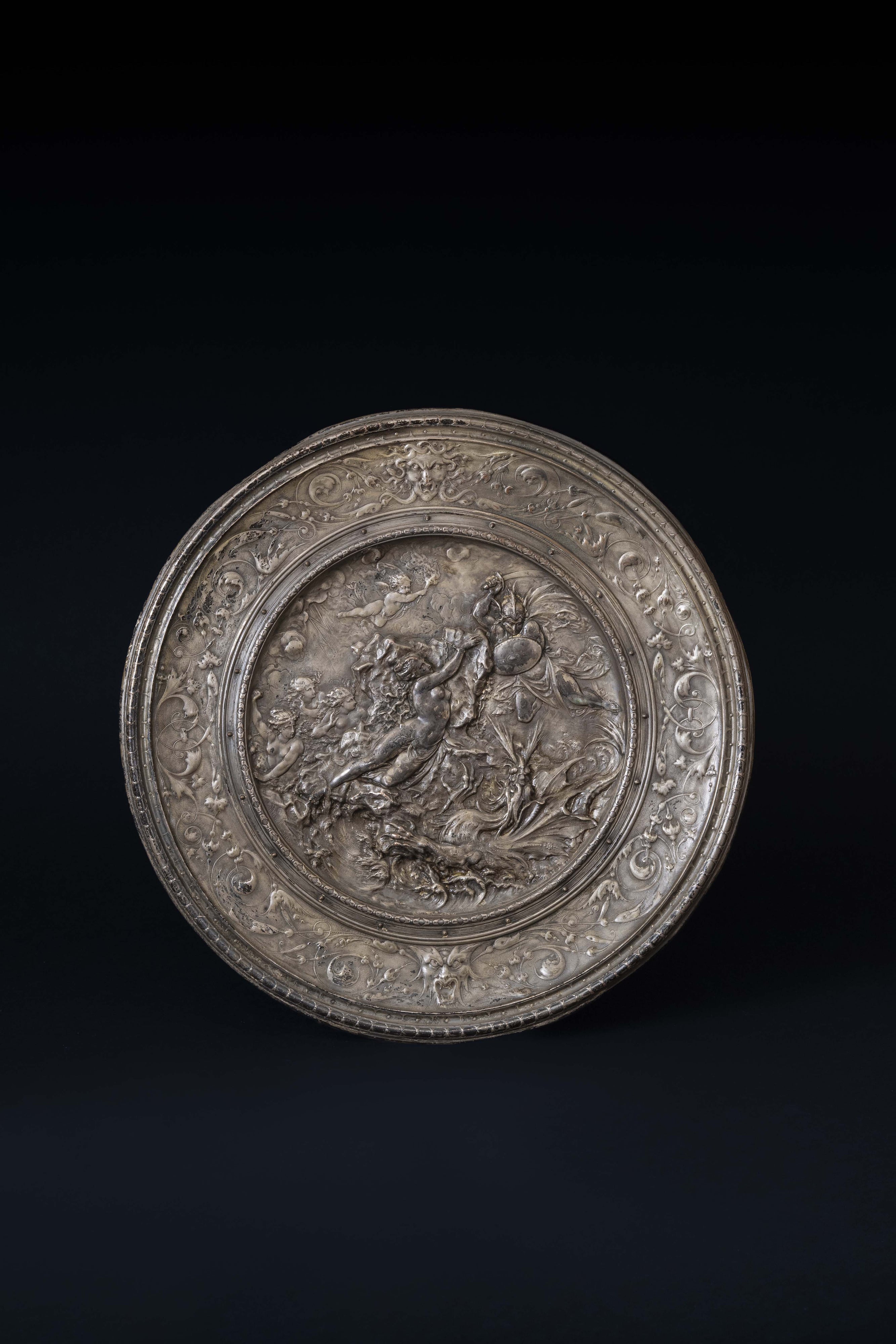 Ensemble de 9 plats de présentation néo-renaissance
