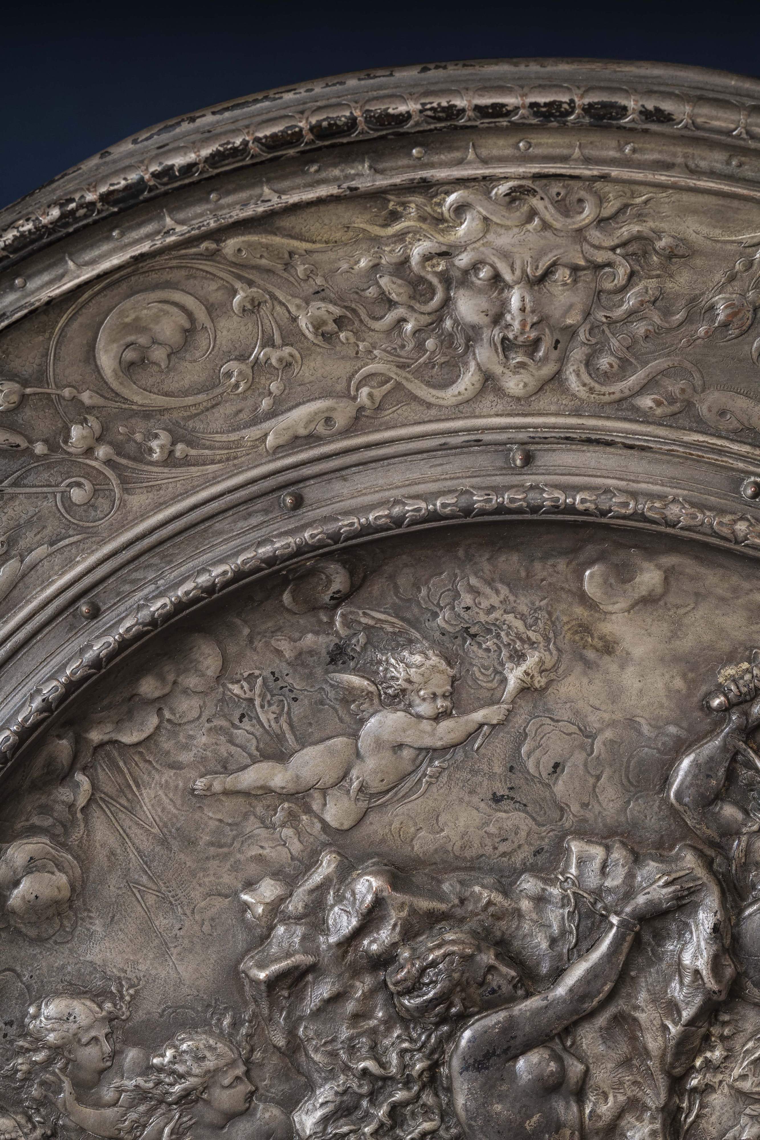 Ensemble de 9 plats de présentation néo-renaissance