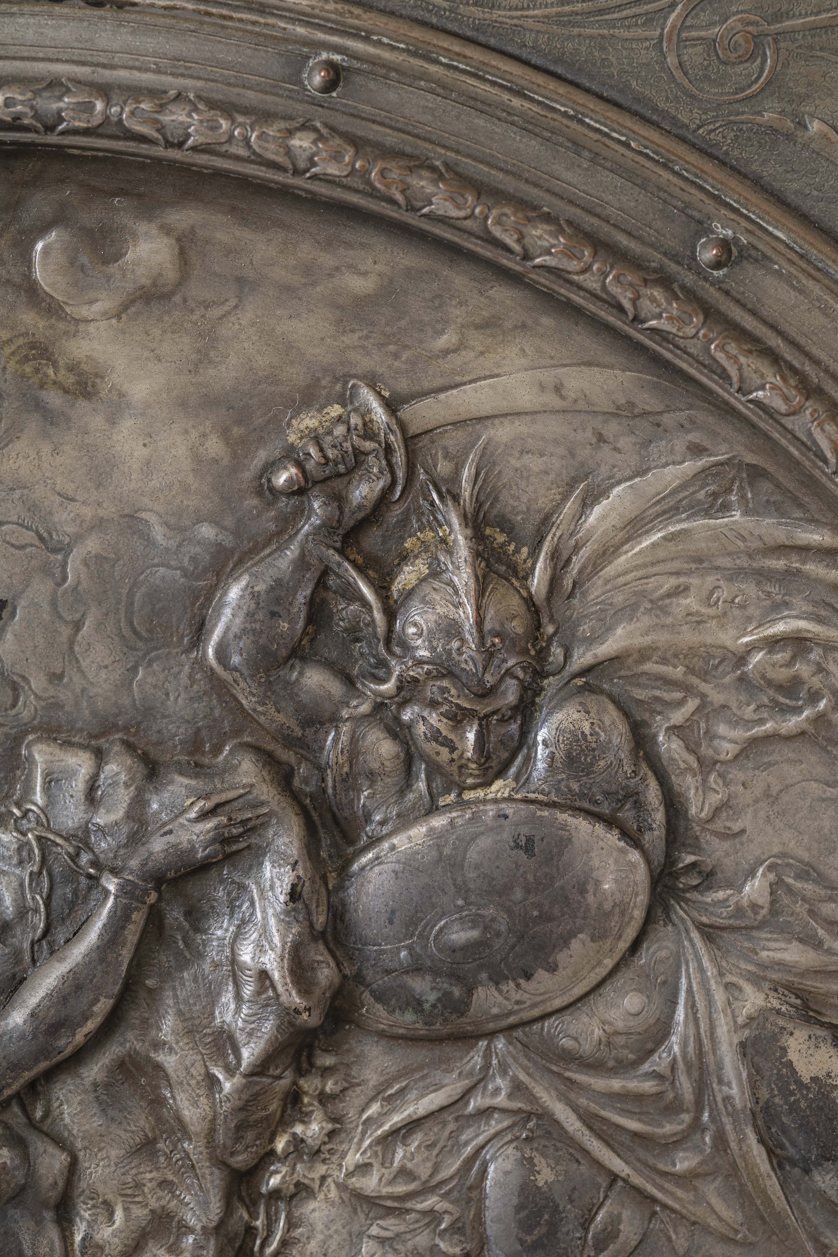 Ensemble de 9 plats de présentation néo-renaissance