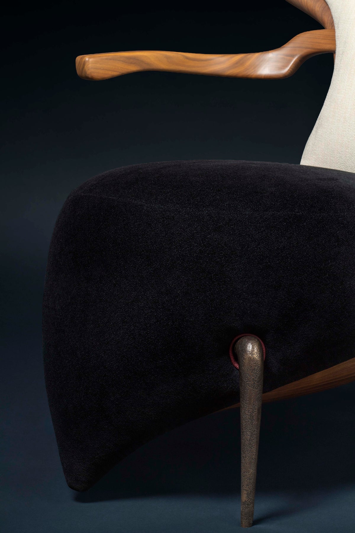 Fauteuil Sting, détail de l’assise et du pied