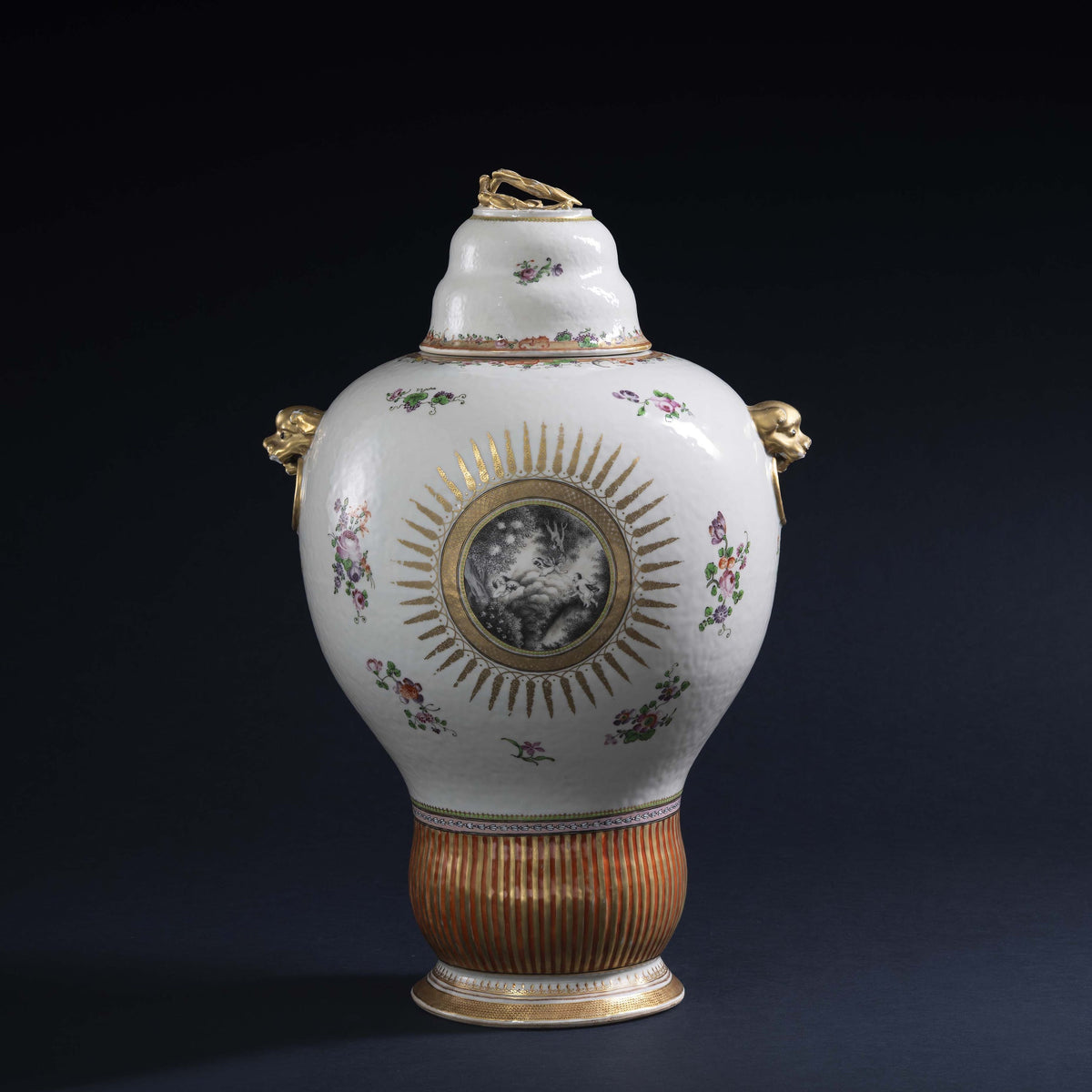 Chine, dynastie Qing, époque Qianlong, Rare paire de vases couverts