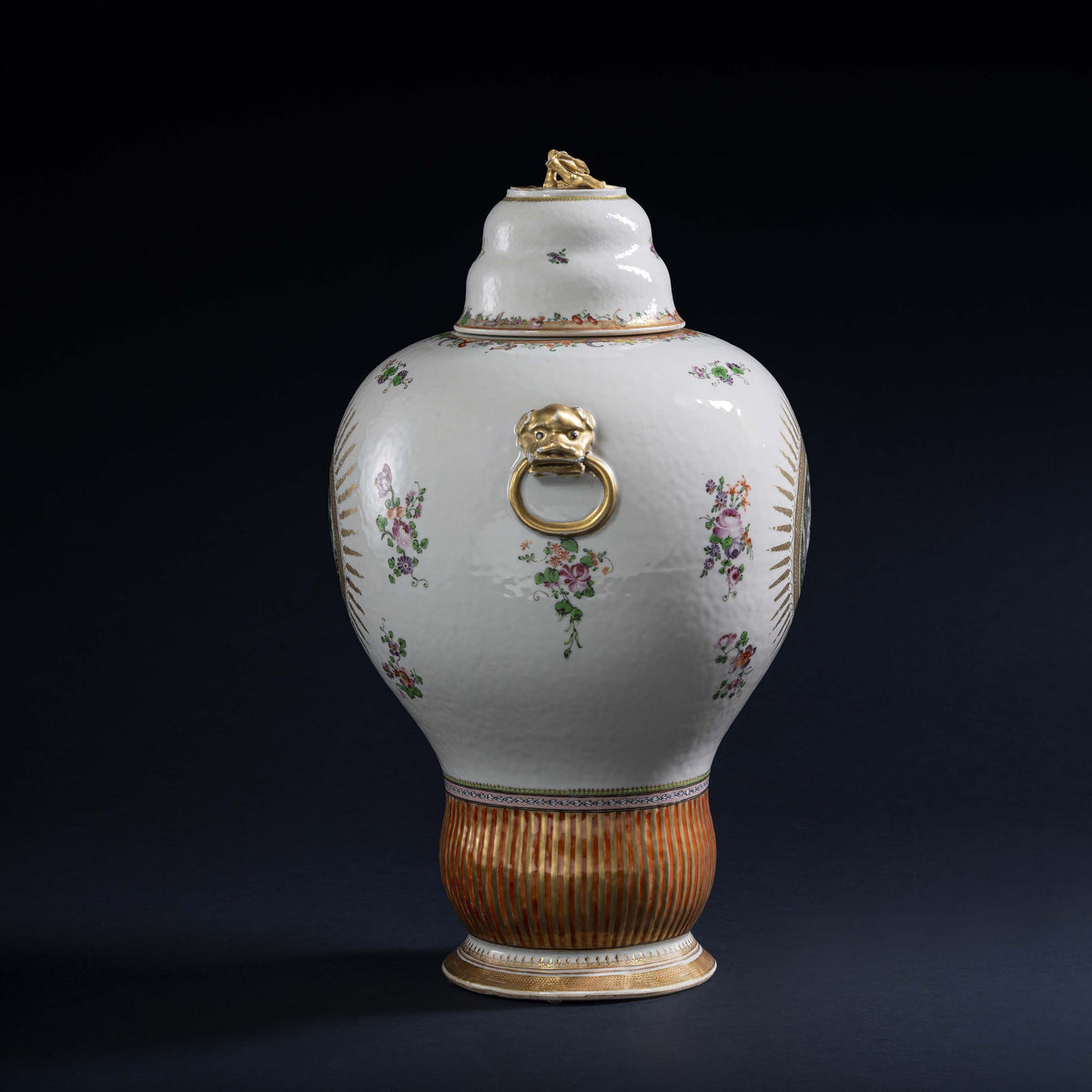 Chine, dynastie Qing, époque Qianlong, Rare paire de vases couverts