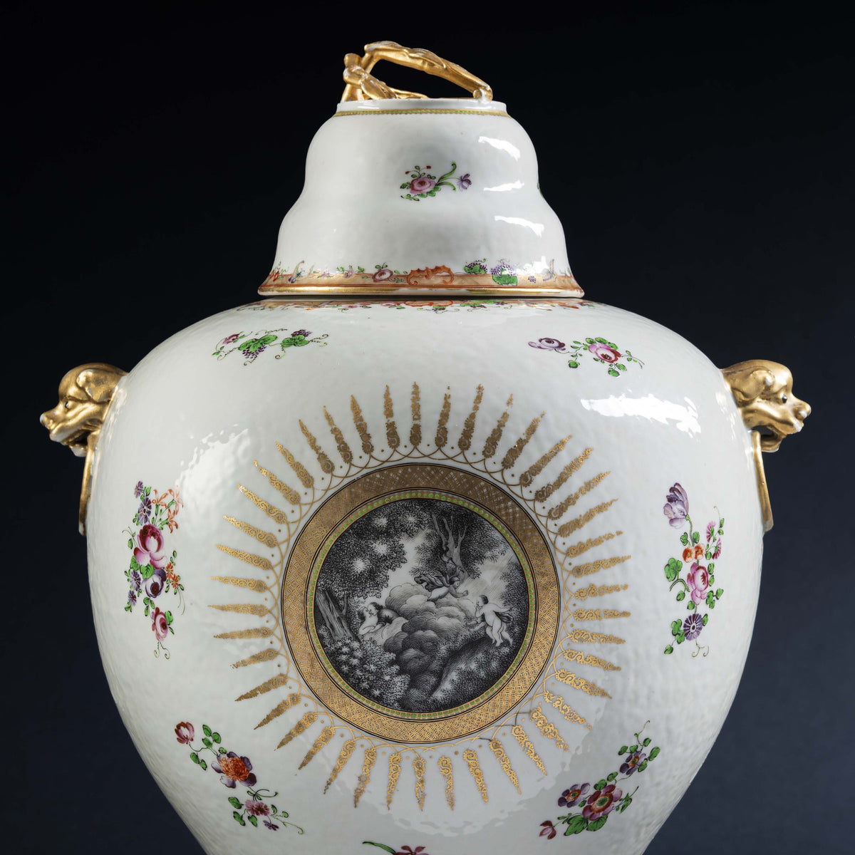 Chine, dynastie Qing, époque Qianlong, Rare paire de vases couverts
