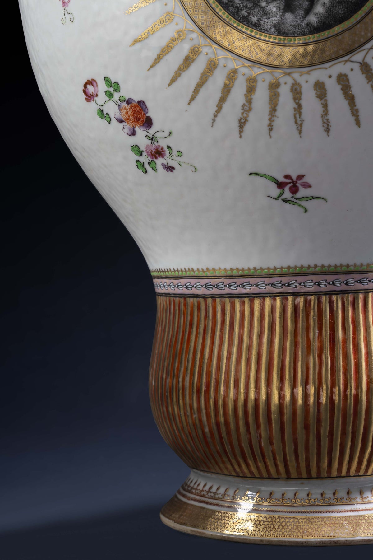 Chine, dynastie Qing, époque Qianlong, Rare paire de vases couverts