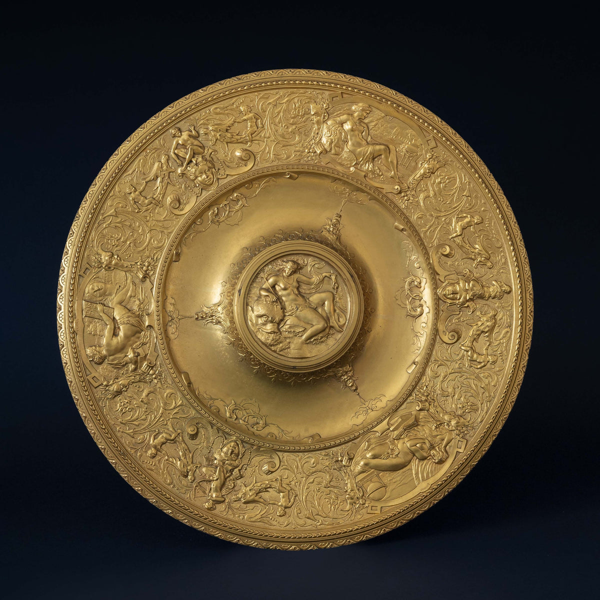 Ensemble de 9 plats de présentation néo-renaissance