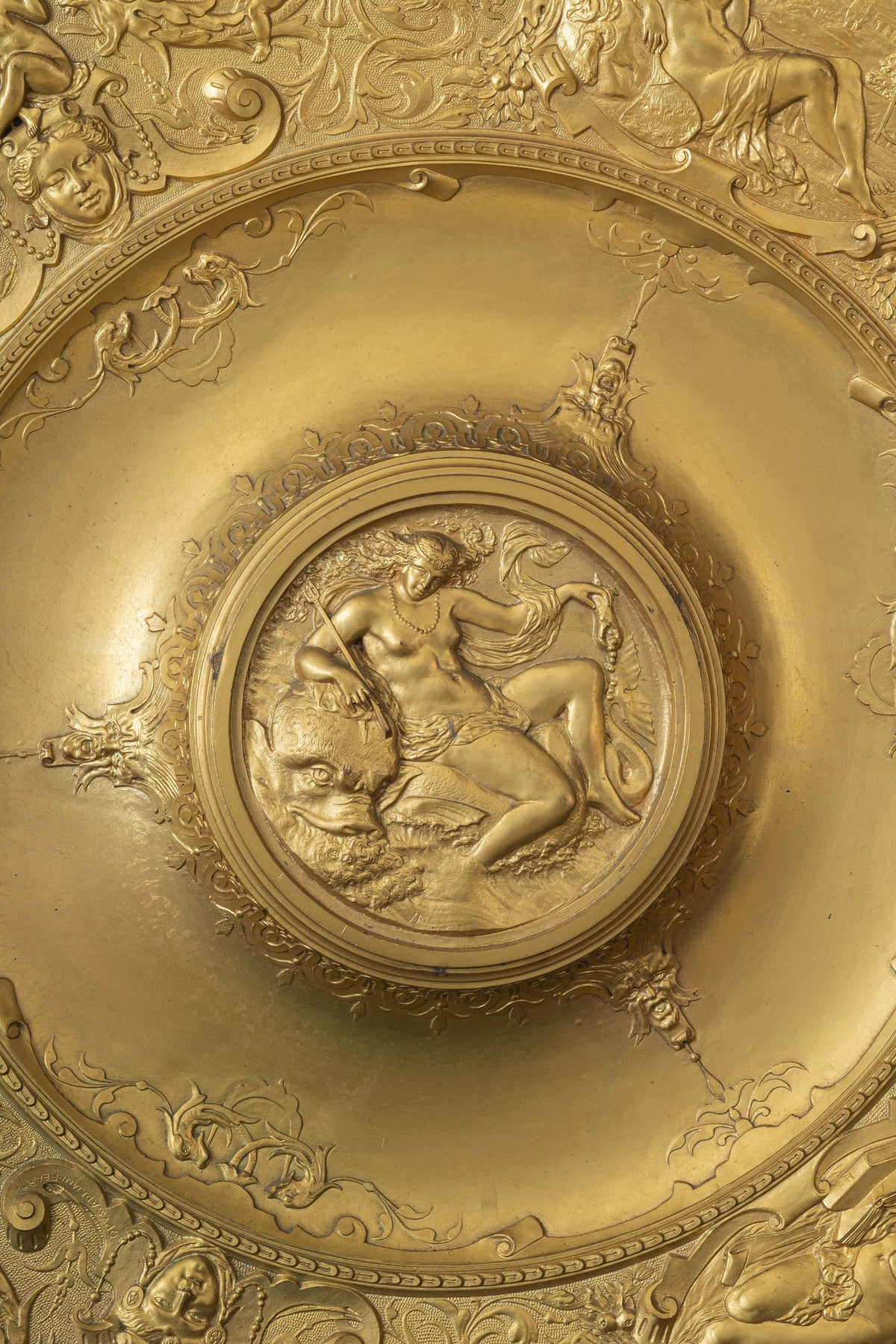 Ensemble de 9 plats de présentation néo-renaissance