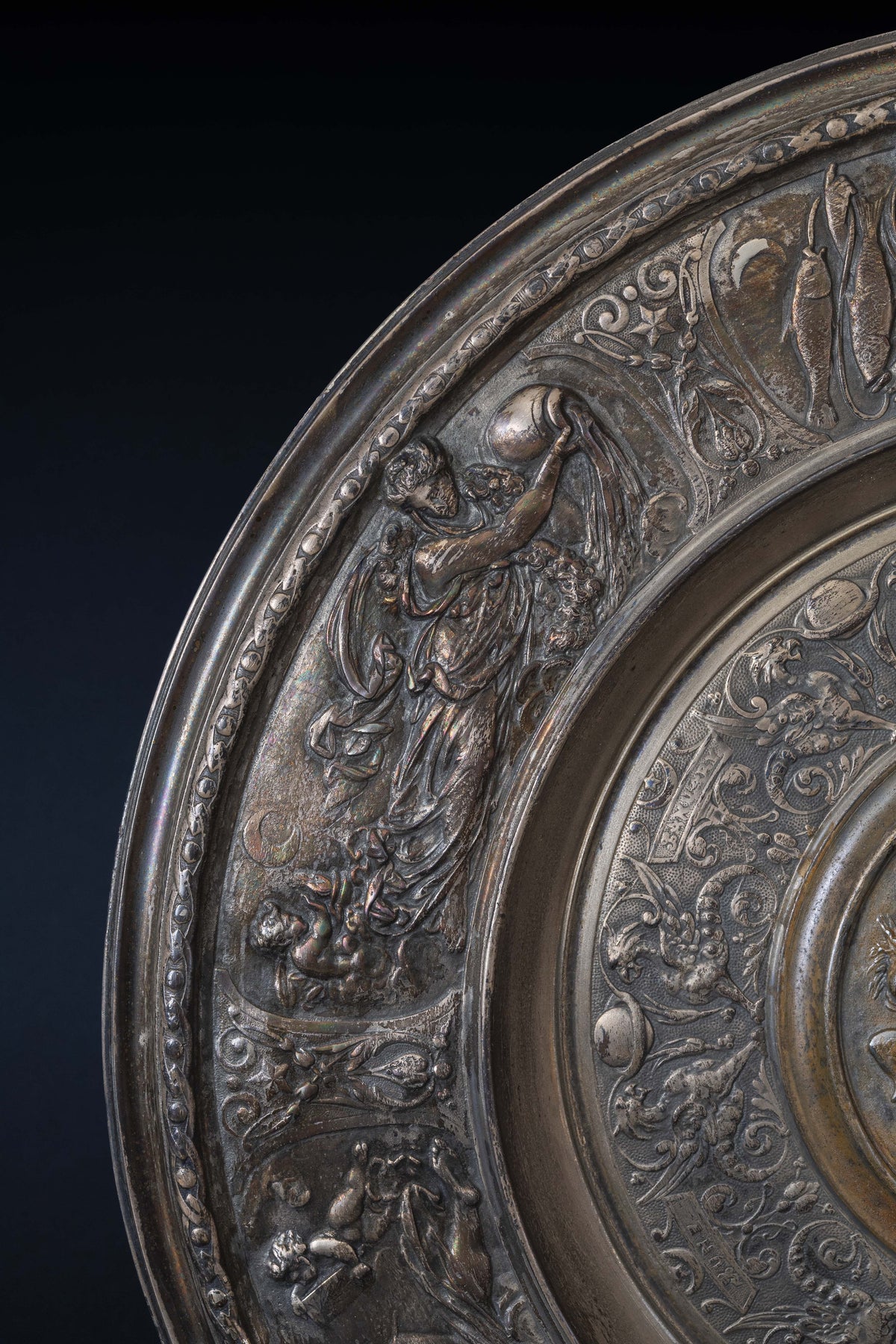 Ensemble de 9 plats de présentation néo-renaissance