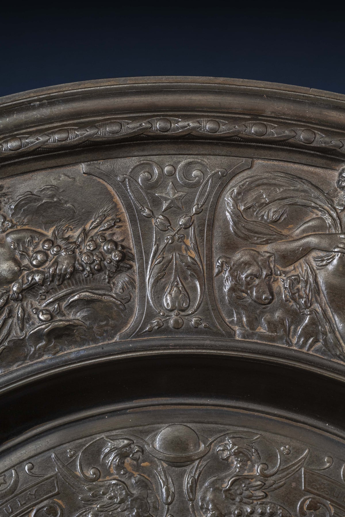 Ensemble de 9 plats de présentation néo-renaissance