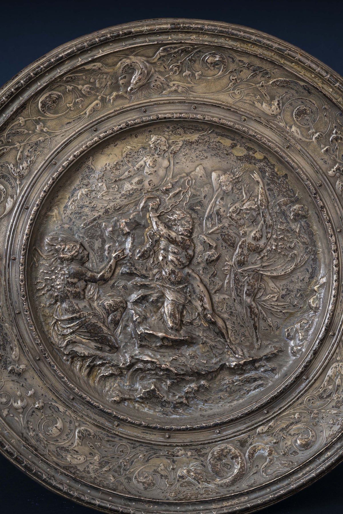 Ensemble de 9 plats de présentation néo-renaissance