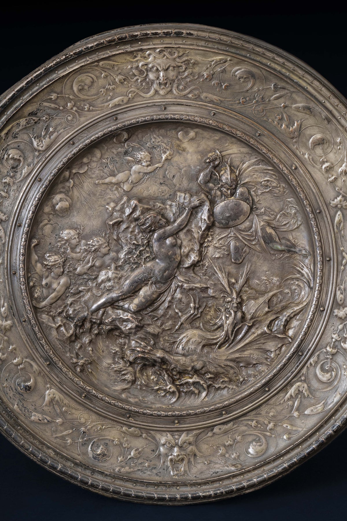 Ensemble de 9 plats de présentation néo-renaissance