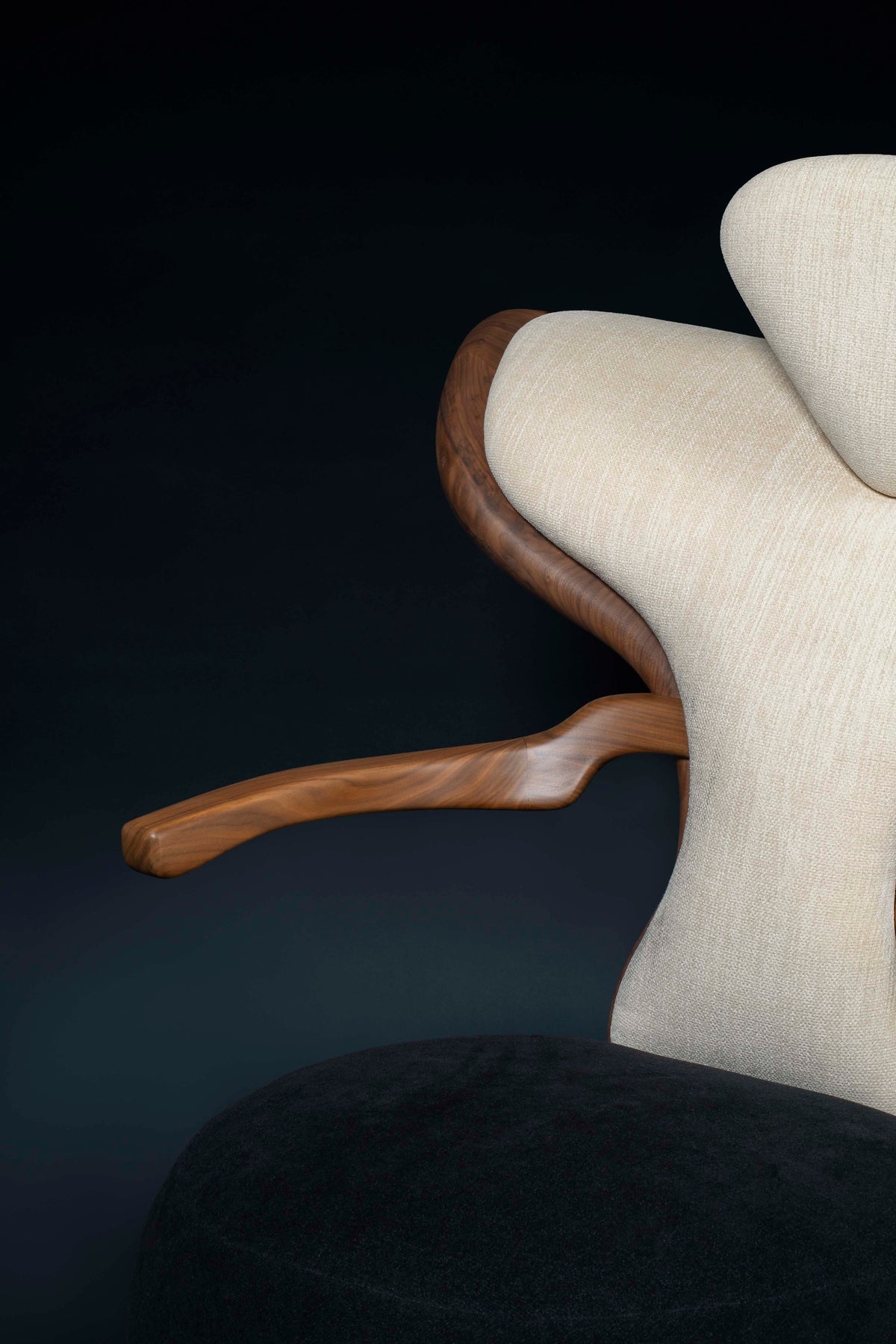 Fauteuil Sting, détail de l’accotoir en noyer